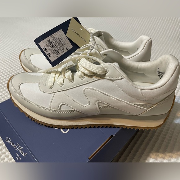 NWT Women’s Universal Thread Sneakers - Picture 3 of 8